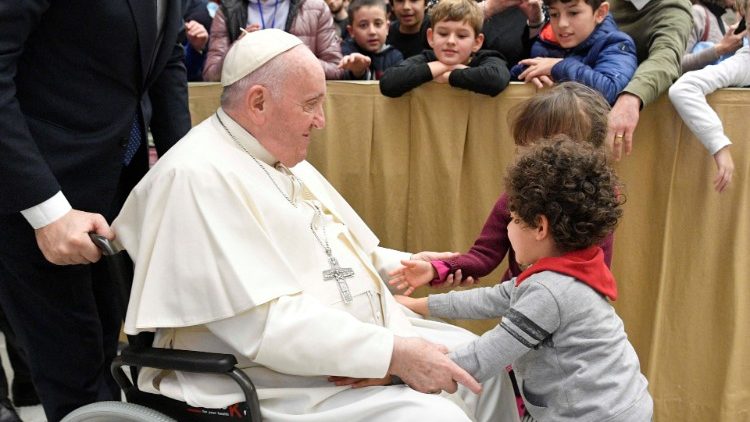 पोप जॉन २३वें समुदाय द्वारा मदद किये जानेवाले बच्चों से मुलाकात करते संत पापा फ्राँसिस 