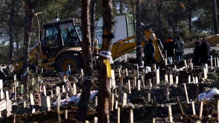कहरामानमारस, तुर्की में भूकंप के बाद एक बड़े कब्रिस्तान में कब्रों से घिरा एक व्यक्ति