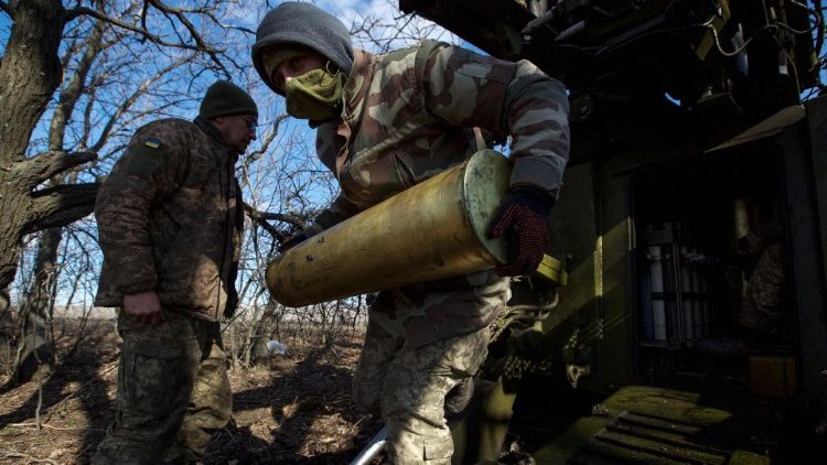 बखमुत के सीमावर्ती शहर के बाहर रूसी सैनिकों पर गोलीबारी करने से पहले यूक्रेनी सैनिक