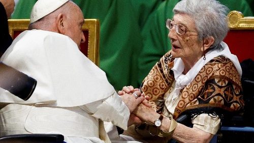 Pope Francis: 'an applause for all grandparents!'