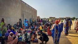 チャドの医療施設前に集うスーダン難民たち　2024年2月