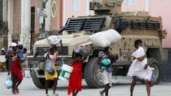 Người dân thủ đô Port-au-Prince của Haiti chạy trốn các băng đảng bạo lực
