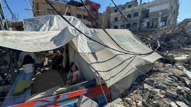 Raseljena palestinska djevojka u šatoru u Rafi