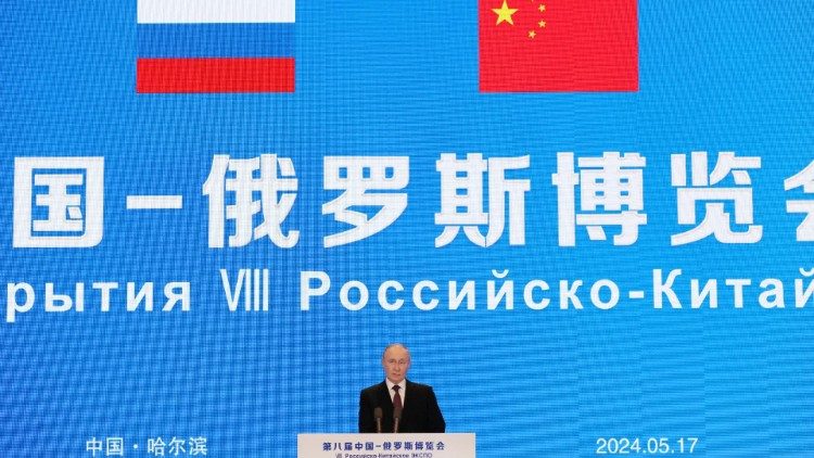Il presidente Putin visita l'Expo russo cinese in Harbin