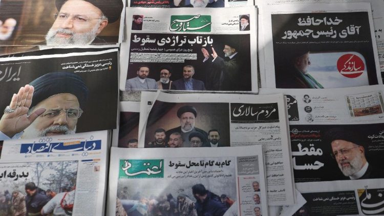 故ライシ大統領の写真を掲げるイランの新聞