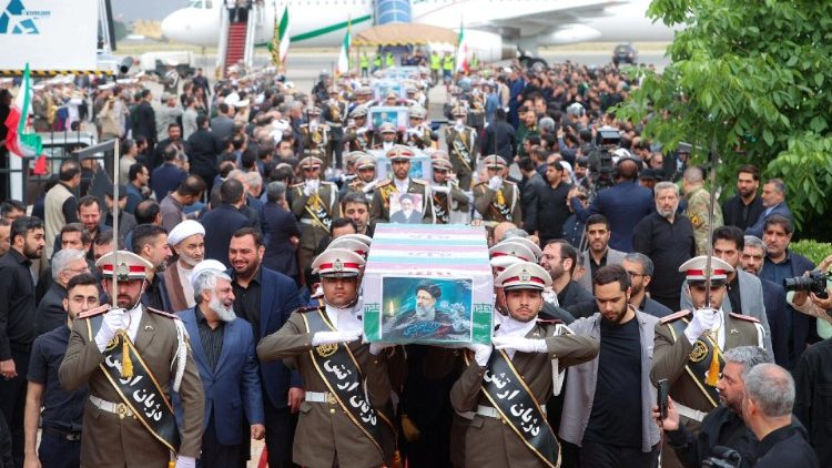 Katonák a tragikus körülmények között elhunyt Ebrahim Raiszi iráni elnök koporsójával Teherán repülőterén