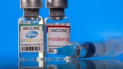 Vaccins Pfizer-BioNTech et Moderna contre le coronavirus. 