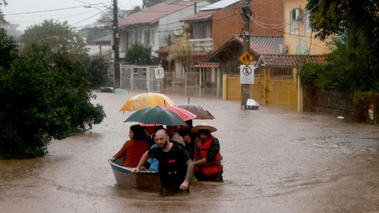 Des victimes des inondations, le 23 mai à Porto Alegre