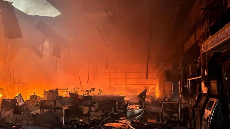 Bombeiros trabalham no local de um shopping de utensílios domésticos atingido por um ataque aéreo russo, em meio ao ataque russo à Ucrânia, em Kharkiv, Ucrânia, em 25 de maio de 2024. REUTERS/Vitalii Hnidyi