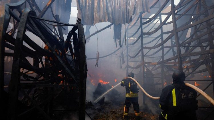 Bombeiros trabalham no local de um shopping de utensílios domésticos que foi atingido por um ataque aéreo russo, em meio ao ataque russo à Ucrânia, em Kharkiv, Ucrânia, em 25 de maio de 2024. REUTERS/Valentyn Ogirenko