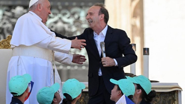 Benigni and the Pope embrace at the beginning of his monologue