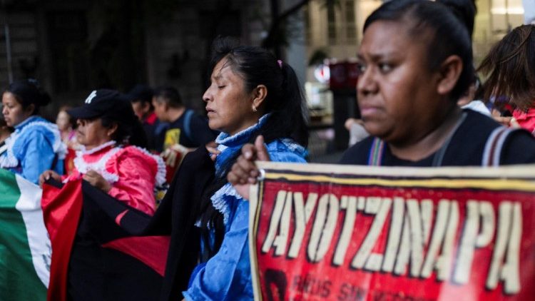 Demonstranten fordern Aufklärung über das Verschwinden von Studenten des Ayotzinapa Teacher Trainings im Jahr 2014 (Foto vom 26.5.2024)