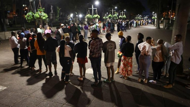 South Africans queue to vote in Durban