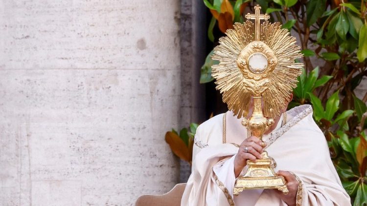 Franziskus spendet den eucharistischen Segen