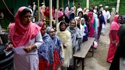 Frauen in einem Wahllokal in Manipur am 19. April 2024,  in der ersten Wahlphase.