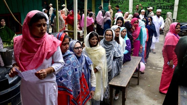 Frauen in einem Wahllokal in Manipur am 19. April 2024,  in der ersten Wahlphase.