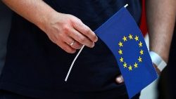 Ein Wähler mit kleiner Europa-Flagge 