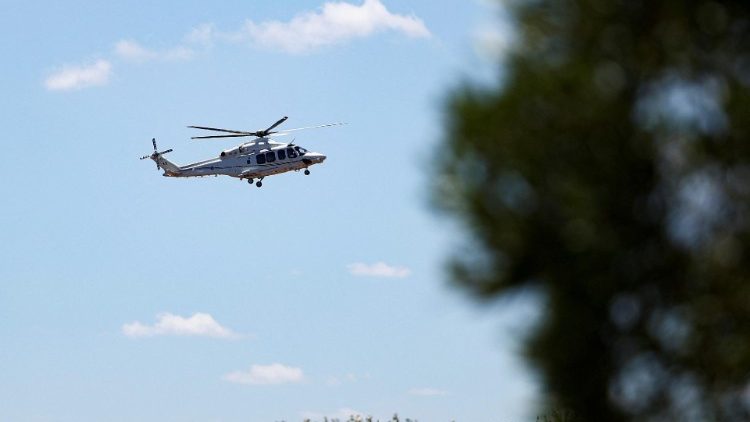 Der Helikopter mit Papst Franziskus an Bord bei der Ankunft in Apulien