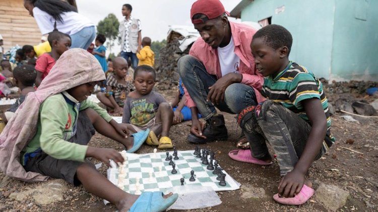 No campo de refugiados do Congo, o xadrez oferece refúgio contra a violência.