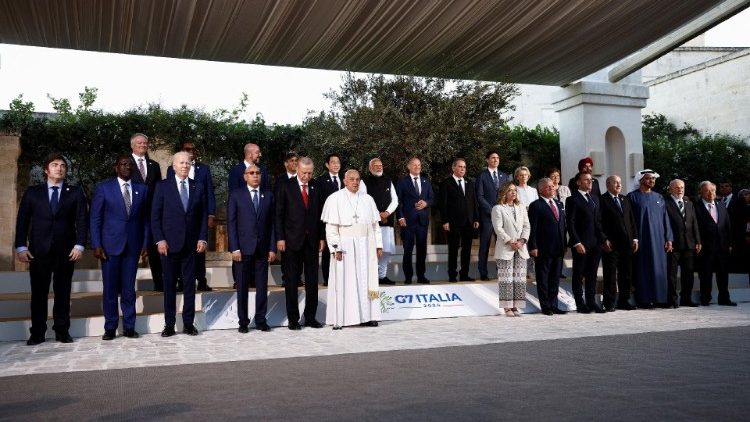 Papst Franziskus beim Gruppenfoto des G7-Treffens am Freitag