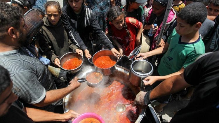 Trabajadores humanitarios distribuyen alimentos en la Franja de Gaza