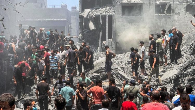 Des Palestiniens à la recherche des victimes sur le site des frappes israéliennes à Gaza.