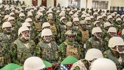 El contingente militar de Kenia antes de su partida a Haití