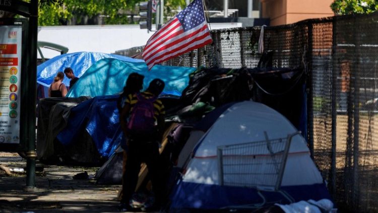 Tende di senzatetto lungo i marciapiedi di Los Angeles