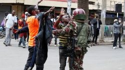 Pessoas protestam contra a proposta de lei financeira do Quênia, em Nairobi.