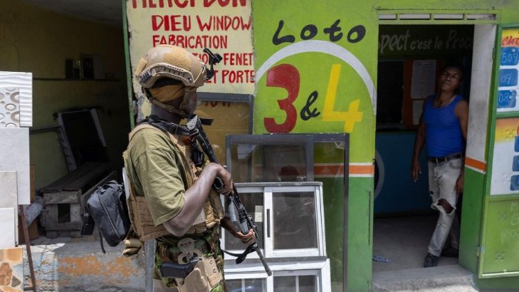 Un policier kényan dans les rues de Port-au-Prince, le 28 juin.