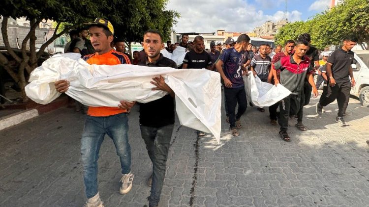 Il lutto nel sud di Gaza per i palestinesi uccisi in un attacco israeliano a Khan Younis