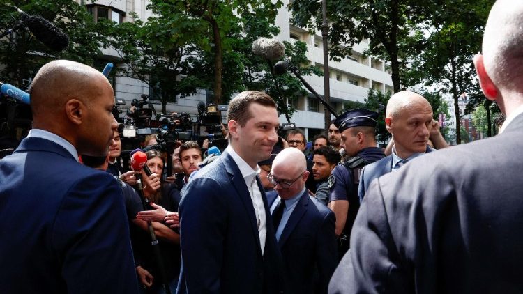 Jordan Bardella, presidente do Rally Nacional de extrema direita francês, chega à sede do partido RN em Paris.