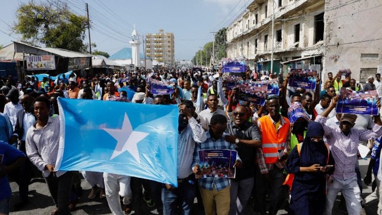 Povo somali marcha contra o acordo portuário Etiópia-Somalilândia, em Mogadíscio.