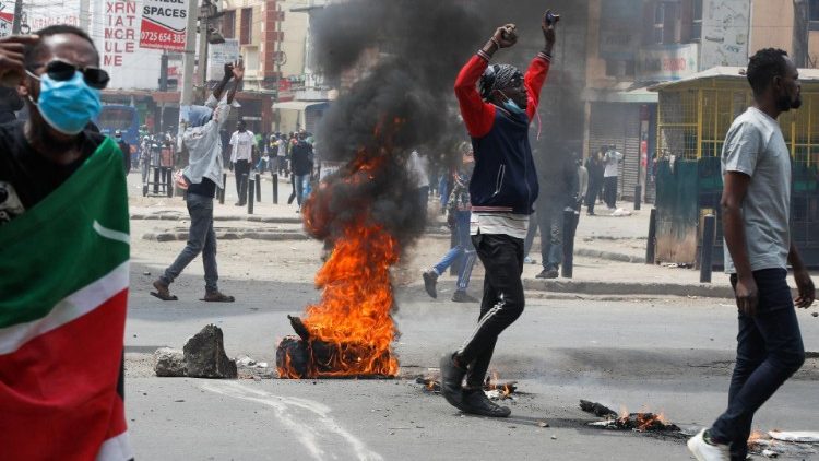 Gewalttätige Demonstranten in den Strassen von Nairobi