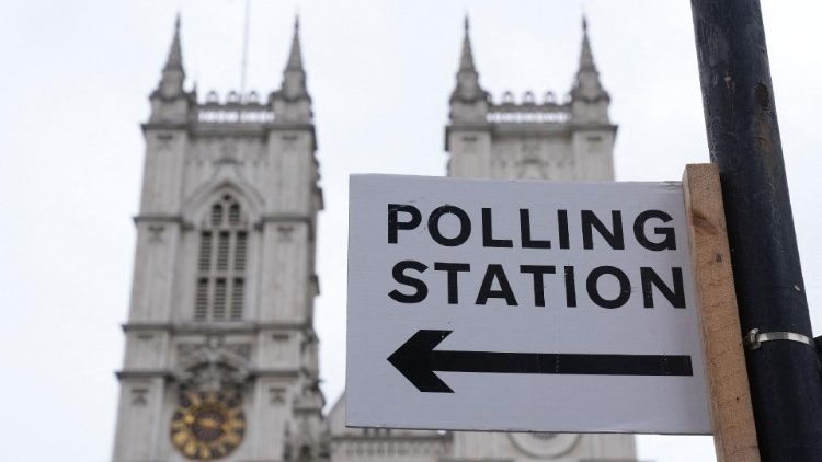 Indication vers un bureau de vote, près de l'abbaye de Westminster à Londres.