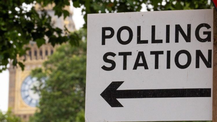 Un cartello indica un seggio elettorale a Londra  (REUTERS)