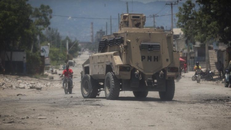 Xe cảnh sát Haiti tuần tra ở ngoại ô thủ đô Port-au-Prince