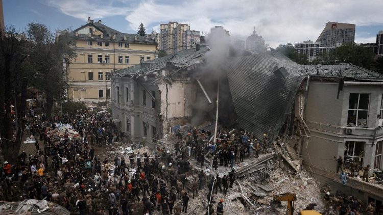 Les équipes de secours à l'œuvre à l'hôpital d'Ohmatdyt à Kiev, mardi 9 juillet 2024. au  matin.