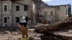 La distruzione in un ospedale pediatrico di Kiyv dopo l'attacco russo