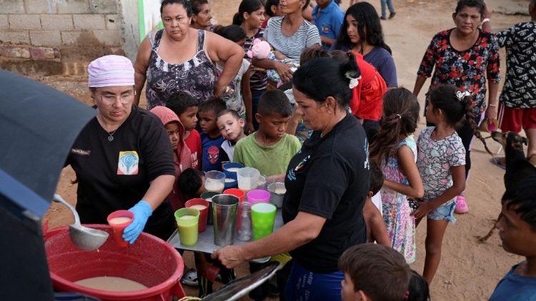 1 em cada 4 habitantes sofre de insegurança alimentar, segundo o Relatório “Raio X da pobreza: realidade social e solidariedade que é esperança”, da Cáritas Argentina e do Observatório da Dívida Social Argentina, apresentado em junho de 2024.