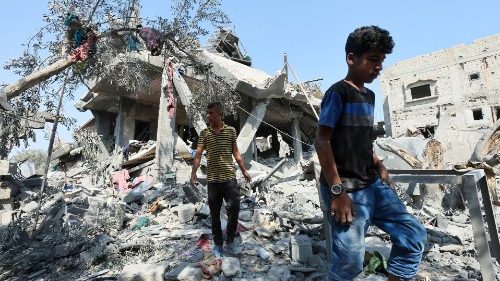 Gaza, attacco aereo israeliano colpisce una scuola: almeno 25 morti