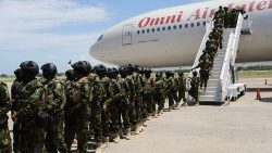 Segundo contingente da polícia queniana chega para enfrentar a violência do Haiti em Porto Príncipe.