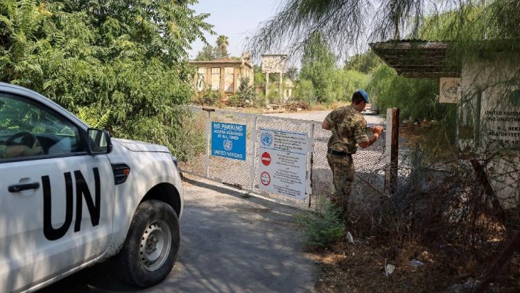 Un soldat des Nations unies dans la zone frontière entre les deux parties de Chypre. 