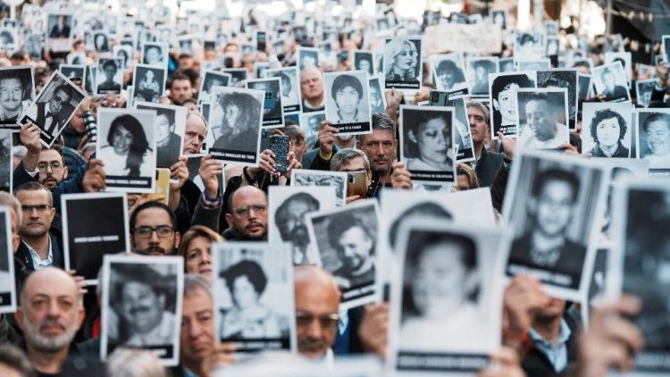 Manifestazione a Buenos Aires in ricordo delle vittime dell'attentato contro la sede dell'Amia, avvenuto il 18 luglio 1994 