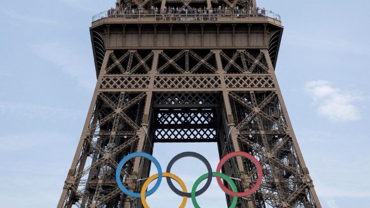 オリンピックのシンボルである五輪を掲げたエッフェル塔　フランス・パリ