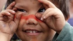 Indigenes Kind bei Wettkämpfen in Brasilien
