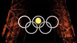 Puni mjesec između olimpijskih krugova na Eiffelovom tornju u Parizu, 23. srpnja 2024.