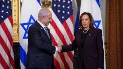 Il premier Israeliano Netanyahu con Kamala Harris a Washington