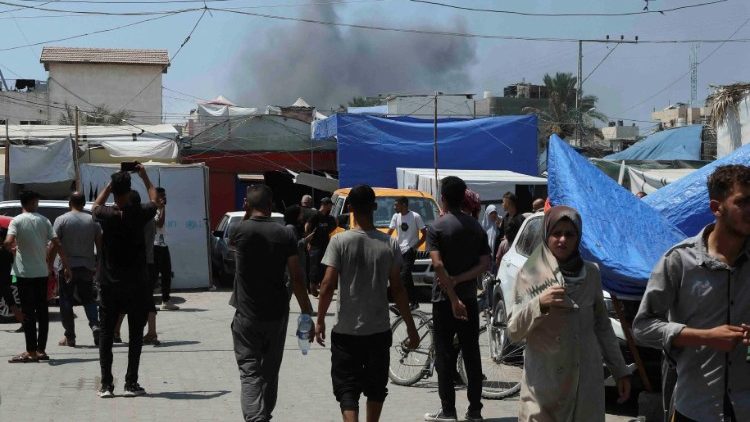 Colonne di fumo dopo l'attacco israeliano nella Striscia di Gaza: colpito un ospedale da campo. (Reuters)