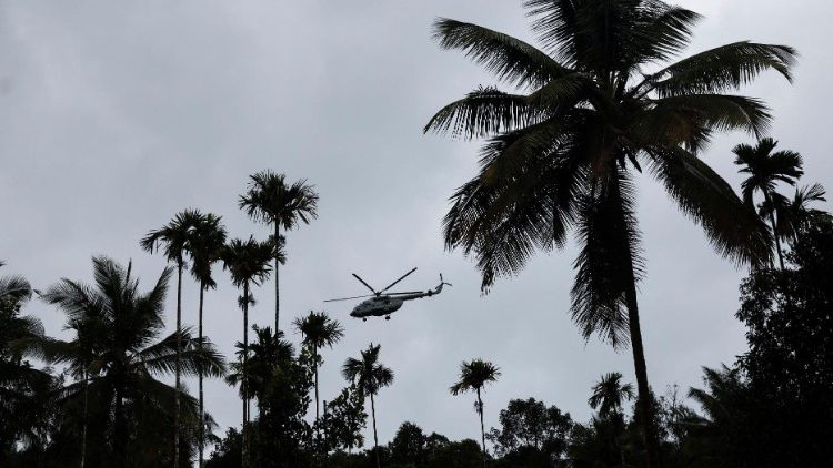 Ein Helikopter der indischen Armee im Einsatz